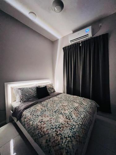 een slaapkamer met een bed en airconditioning bij Villa PW 3 Bedrooms in Langkawi Intl