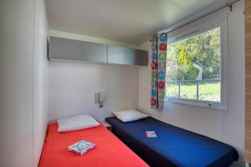 En eller flere senge i et værelse på Camping 3 étoiles - Piscine - ccbeeig