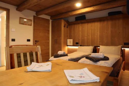 En eller flere senge i et værelse på Ciesa Le Crepedele Miniappartamento Mirandola