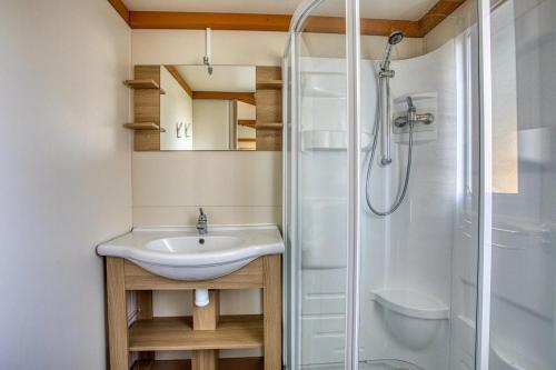 Et badeværelse på Camping 3 étoiles - Piscine - ccbeeig