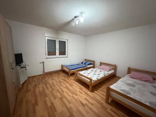 Giường trong phòng chung tại Sobe DANA