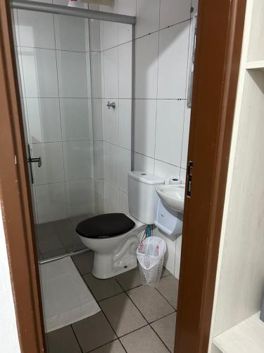 een badkamer met toilet en wastafel bij H L Hotel in Pelotas