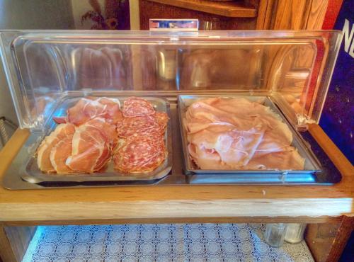 a plastic container with three trays of food on a table at Hotel Residence Villa Rioddi in Volterra