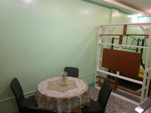 ein Raum mit einem Tisch und Stühlen und einer Treppe in der Unterkunft L&N house rental 