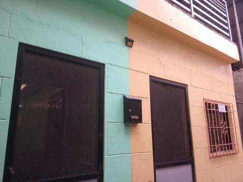 ein Gebäude mit einem Zaun an der Seite in der Unterkunft L&N house rental 