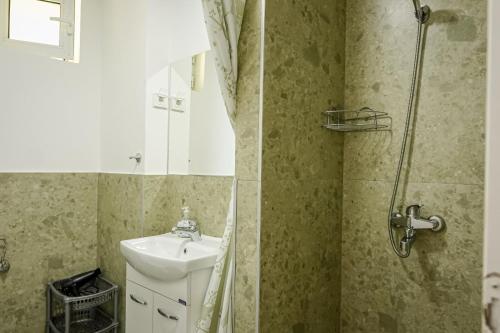 een badkamer met een wastafel en een douche bij Apartments Koteski in Ohrid
