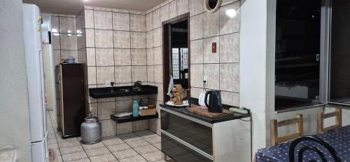 Água BoaCasa Itapema SC的带水槽和微波炉的小厨房