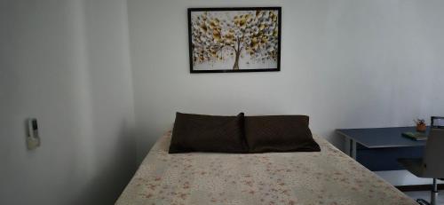 Água BoaCasa Itapema SC的墙上照片的一张床位