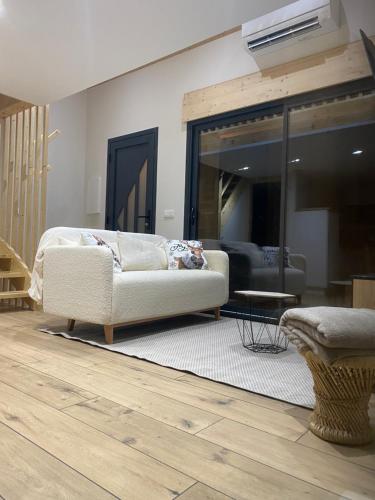 een woonkamer met een bank en een tafel bij Le Crystalia in Prabert