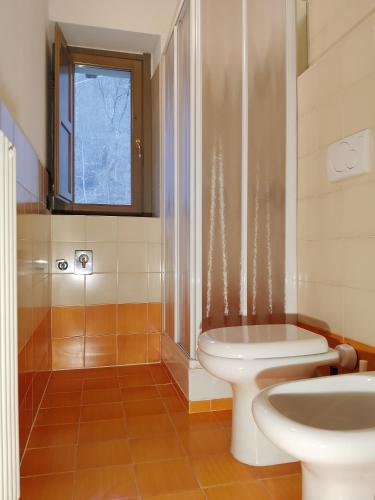 a bathroom with a toilet and a sink at Ca Poschiavini - Casa Lares in Casa Piali