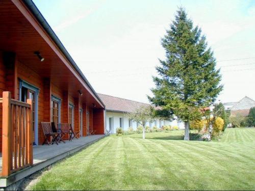 Un jardín fuera de Logis - Hôtel & restaurant Les Trois Fontaines