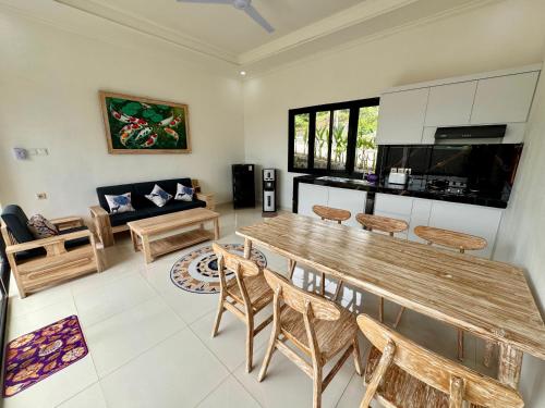 Nhà bếp/bếp nhỏ tại Stunning 2 Bedroom Villa with Pool & Rooftop in Amed - The Myria Villa