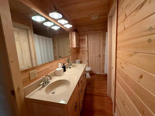 une salle de bains avec deux lavabos et un grand miroir dans l'établissement Bella Vista, à Blue Ridge