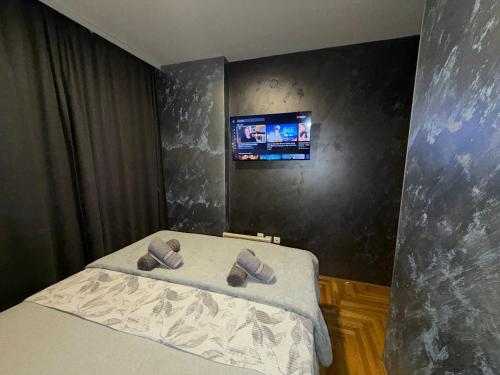 En eller flere senge i et værelse på Apartman S&V 3 Istocno Sarajevo Lukavica sa Jacuzzi Lux Spa Hilandarska Centar