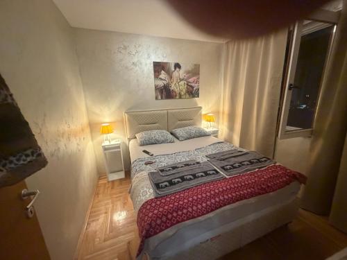 a bedroom with a bed and a painting on the wall at Apartman S&V 2 Istocno Sarajevo Lukavica sa Jacuzzi Lux Spa Hilandarska Centar in Lukavica