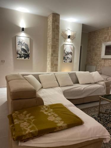 ein Wohnzimmer mit einem großen Sofa in einem Zimmer in der Unterkunft Casa Della Baia With a beautiful view in Varraze