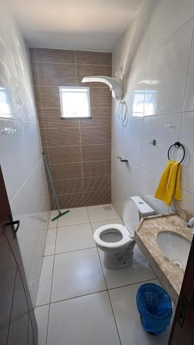 ein Badezimmer mit Toilette und Waschbecken in der Unterkunft Casa com piscina privativa em paracuru in Paracuru