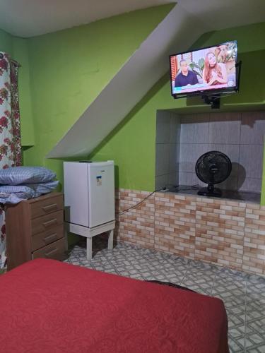 Et tv og/eller underholdning på Kitnet 500m da praia