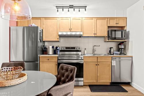 Køkken eller tekøkken på Mesmerizing 2BR Retreat Made For You