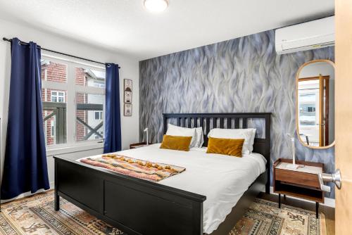 En eller flere senge i et værelse på Mesmerizing 2BR Retreat Made For You