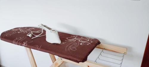 a table with a lamp on top of it at aeroporto e praia loft espaçoso in Vitória