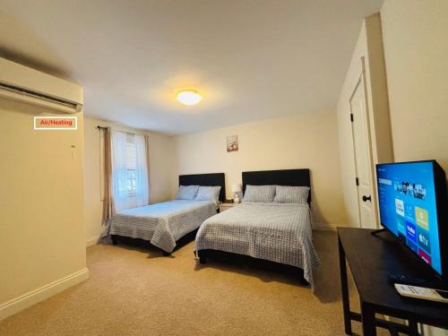 Giường trong phòng chung tại THT's house-Ideal Downtown Area