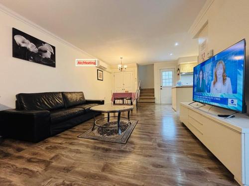TV/trung tâm giải trí tại THT's house-Ideal Downtown Area