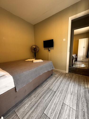 a bedroom with a large bed and a mirror at Ali Baba Butik Otel in Gündoğdu
