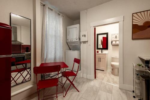 Køkken eller tekøkken på Retro-Chic Hideaway - Walking Distance To Stampede