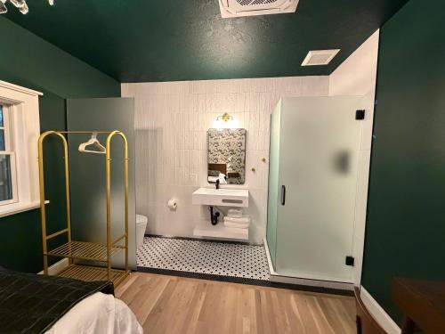 Camera verde con bagno dotato di lavandino di Assemble Boise a Boise