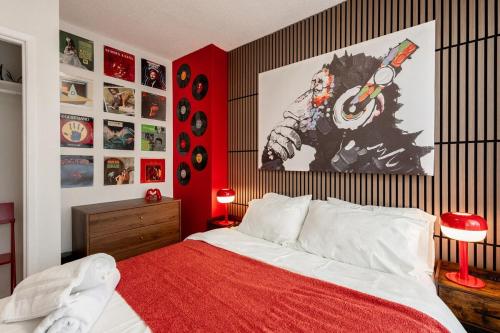 En eller flere senge i et værelse på Retro-Chic Hideaway - Walking Distance To Stampede