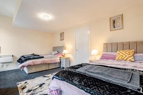 ein Schlafzimmer mit 2 Betten und ein Zimmer mit 2 Lampen in der Unterkunft Cosy Retreat Suites in Hamilton