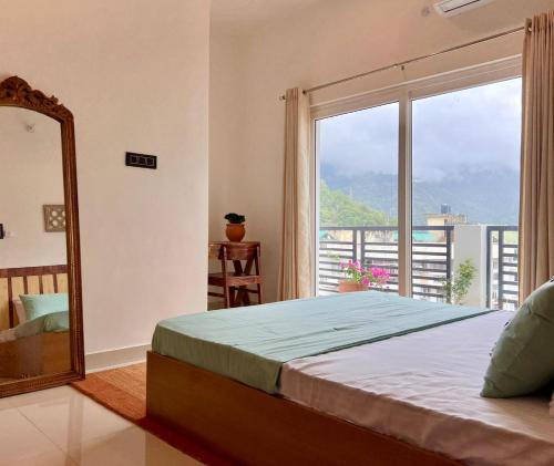 een slaapkamer met een bed, een spiegel en een raam bij Prithvi Hotel - Aesthetic Quite Rooms In Upper Tapovan with free airport pickup for 7 or more nights booking in Rishīkesh