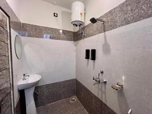 een badkamer met een wastafel en een toilet bij Prithvi Hotel - Aesthetic Quite Rooms In Upper Tapovan with free airport pickup for 7 or more nights booking in Rishīkesh