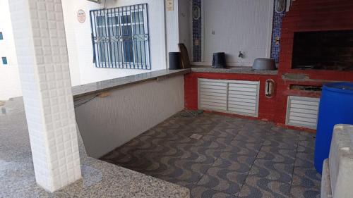 een keuken met rode en witte muren en een aanrecht bij Praias da Amazônia in Belém