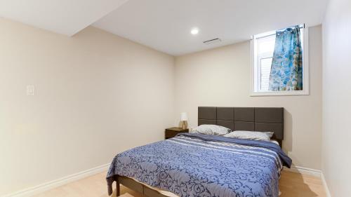 Postel nebo postele na pokoji v ubytování Finished 2 BR Apartment in an Upscale Area of Ajax