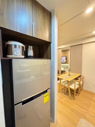 eine Küche mit einem Kühlschrank und einem Esszimmer in der Unterkunft 1413 Home Suites Arezzo Place Davao in Davao City