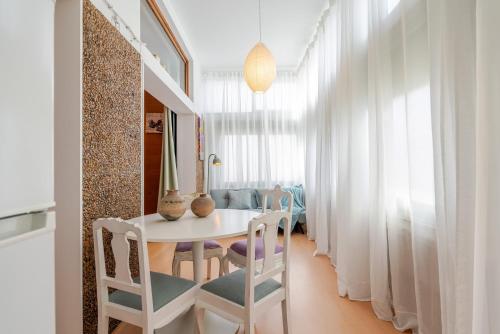 Khu vực ghế ngồi tại Serafina Palace Historic Charm by the Sea