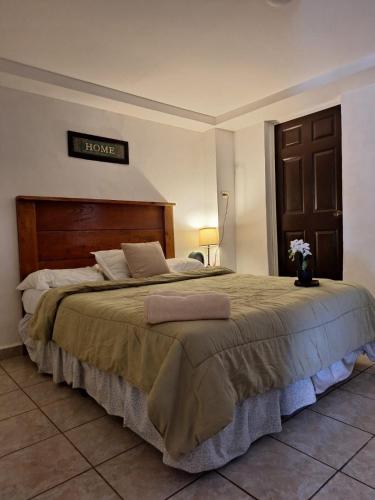 une chambre avec un grand lit dans une pièce dans l'établissement Apartamento Rústico, à Concepción de Ataco