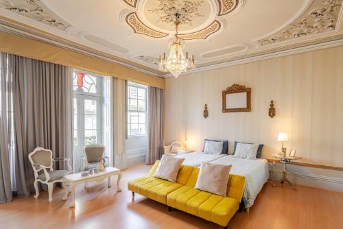 Giường trong phòng chung tại Serafina Palace Historic Charm by the Sea