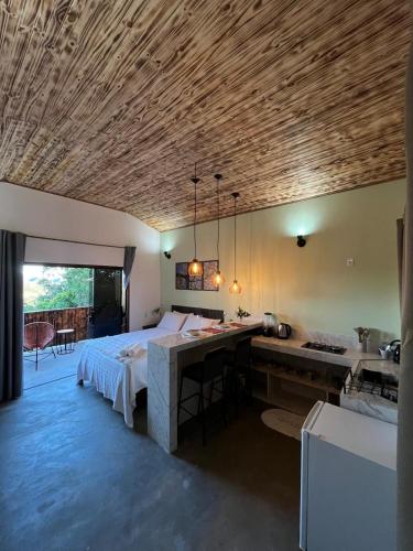 een slaapkamer met een bed en een bureau in een kamer bij Chalé vista da vila in Sao Jorge