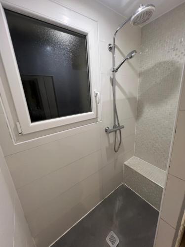 Bagno di Maison Villa Nimes 4 Chambres, Piscine et 2 places parkings privés fermés