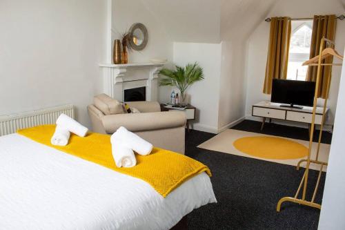 ein Schlafzimmer mit einem Bett und einer Couch und einem Fernseher in der Unterkunft Central Location! 15 mins to Airport 2 mins to High Street and Station FREE PARKING!! in Birmingham