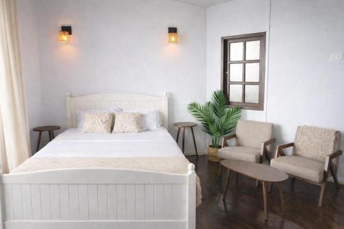 En eller flere senge i et værelse på Redang Divers Resort