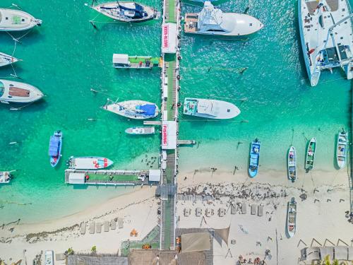 een luchtfoto van een strand met boten in het water bij The Elegance Sailboat in Isla Mujeres