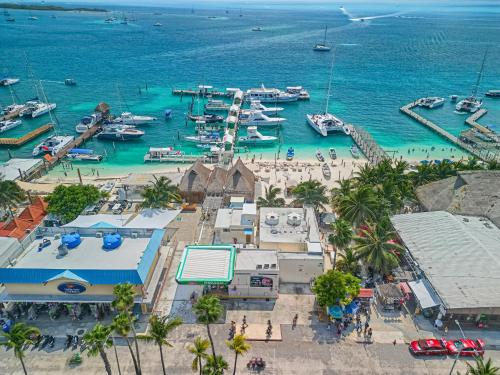 een luchtzicht op een haven met boten in het water bij The Elegance Sailboat in Isla Mujeres