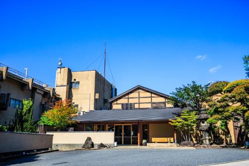 奈良米卡萨酒店 的街道边的一栋建筑