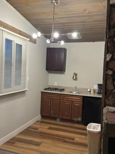 Kuchyň nebo kuchyňský kout v ubytování Studio 9 Big Bear Lake