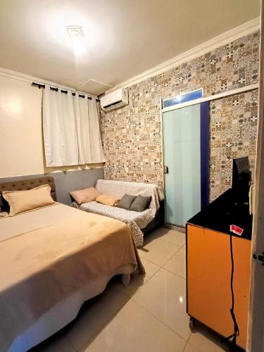 una camera da letto con un letto e una televisione di Apto inteiro 3 quartos, sendo duas suítes a Belém