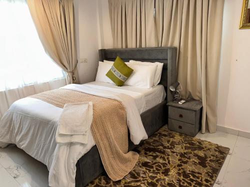 Giường trong phòng chung tại Caros Villa